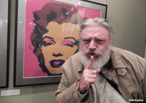 Duminică, m-am dus la Sala Mică a Teatrului Naţional, la expoziţia Andy Warhol, şi după ce am trecut printre manifestanţii contra graţierii, am verificat situaţia artei americanului: da, ea nu există. În schimb, m-am fotografiat cu celebra lui operă, cu celebra Marilyn Monroe. Aş fi preferat ca, în locul meu, să apară în fotografie Alexandr Dughin, dar, în lipsa lui, singurul bărbos disponibil am fost eu. Restul protesta alături. Duminică, m-am dus la Sala Mică a Teatrului Naţional, la expoziţia Andy Warhol, şi după ce am trecut printre manifestanţii contra graţierii, am verificat situaţia artei americanului: da, ea nu există. În schimb, m-am fotografiat cu celebra lui operă, cu celebra Marilyn Monroe. Aş fi preferat ca, în locul meu, să apară în fotografie Alexandr Dughin, dar, în lipsa lui, singurul bărbos disponibil am fost eu. Restul protesta alături.